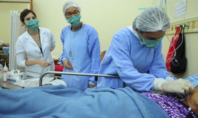 pronto-socorro_do_hospital_de_santa_maria_recebe_30_enfermeiros_voluntarios_25556810757