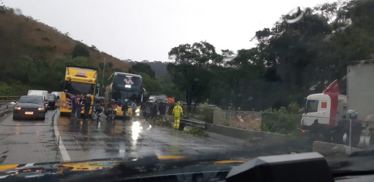 Queda de árvore arrebenta fiação de energia e interdita a Dutra em Piraí