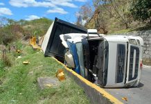 Carreta tomba na descida da Serra das Araras e parte da carga de panetones é saqueada
