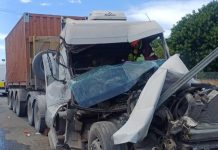 Caminhoneiro fica ferido após colisão entre carretas na Dutra, em Resende