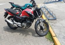 Mulher cai de moto na Dutra após vestido se enroscar na roda