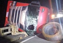 Carreta tomba na Dutra e causa congestionamento em ambos os sentidos, em Floriano