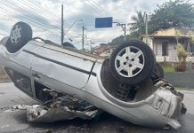 Carro capota após bater em ônibus na manhã desta quarta-feira em Volta Redonda