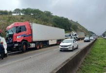 Colisão entre três carretas interdita faixas da Dutra, em Barra Mansa