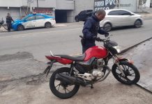 Acidente com condutores inabilitados deixa motociclista ferido em Volta Redonda