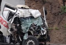 Colisão entre veículos pesados causa interdição total na descida da Serra das Araras