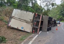 Carreta tomba na Serra das Araras e causa congestionamento no sentido Rio