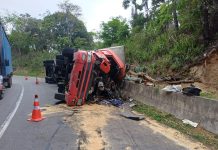 Motorista morre após carreta tombar na descida da Serra das Araras; congestionamento chega a 5km