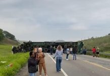 Acidente entre duas carretas bloqueia totalmente a BR-393 em Vassouras