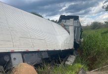 Caminhão sai da pista e cai em vala às margens da Rodovia do Contorno, em Volta Redonda