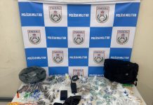 PM apreende drogas e arma de grosso calibre em operação no bairro Belo Horizonte; suspeitos são detidos