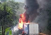 Acidente grave: Carreta tomba, pega fogo e interdita descida da Serra das Araras