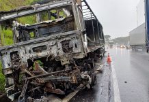 Acidente na Dutra: Caminhoneiro é resgatado das chamas por outro condutor, após entrar em estado de choque
