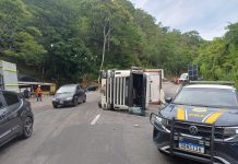 Oito são detidos por saque após tombamento de carga de cerveja na Serra das Araras