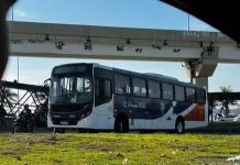 Criminosos usam ônibus como barricadas e bloqueiam único acesso ao Aeroporto do Galeão