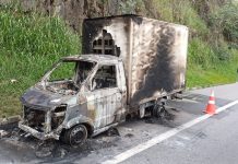 Dutra: Caminhonete pega fogo e é destruída pelas chamas, em Barra Mansa