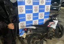 Polícia Militar recupera moto roubada e apreende drogas durante ação no Jardim Cidade do Aço, em Volta Redonda