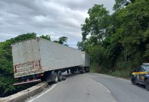 Pista de descida da Serra é totalmente interditada após acidente com carreta