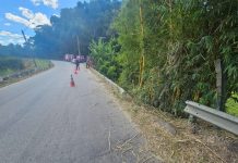 Motorista morre após carro cair de ponte na RJ-145, em Piraí; veículo ficou submerso a 5 metros