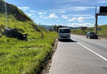 Homem é retirado das ferragens após capotamento na Dutra, em Porto Real