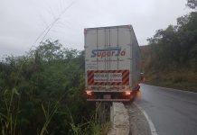 Carreta fica parcialmente suspensa em abismo após acidente na descida da Serra das Araras