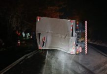 Carreta tomba na descida da Serra das Araras e causa congestionamento de 8 quilômetros na Via Dutra