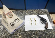 Homem é preso após ameaçar companheira com arma, fugir da PM e cair de moto durante perseguição em Vassouras