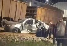 Carro é atingido por trem em passagem de nível no Centro de Pinheiral; motorista é socorrido por moradores