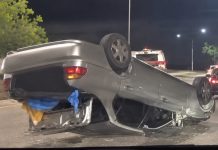Carro capota na Rodovia dos Metalúrgicos, em Volta Redonda