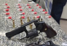 Dois adolescentes são apreendidos por tráfico e porte ilegal de arma em operação da PM em Barra Mansa