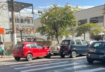 Colisão entre dois carros deixa trânsito lento no Aterrado