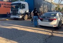 Polícia prende suspeita de furtar roupas em comércio no Centro de Resende; com ela, foram encontradas diversas peças com etiquetas