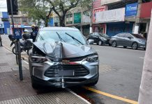 Motorista passa mal, perde o controle e bate com carro em poste no Aterrado