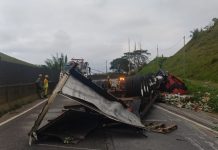 Tombamento de carreta com cerveja provoca 10 km de congestionamento na Dutra, em Piraí