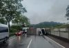 Caminhão tomba após colisão com carro e interdita pista da Dutra em Floriano